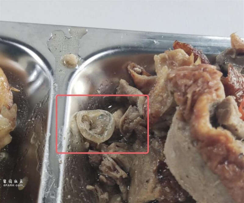 중국 대학 구내식당 음식에 “콘돔” 나왔다?.. 학교는 오리각막 주장.. 고화질 사진으로 살펴보자