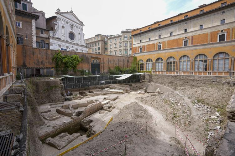 이탈리아 로마 호텔 공사중 전설의 “네로황제 극장”발견 희귀 유물 다량 발견
