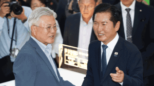 정청래, 당 대표직 사퇴 후 문재인 전 대통령 예방…“잘했다” 격려 받아