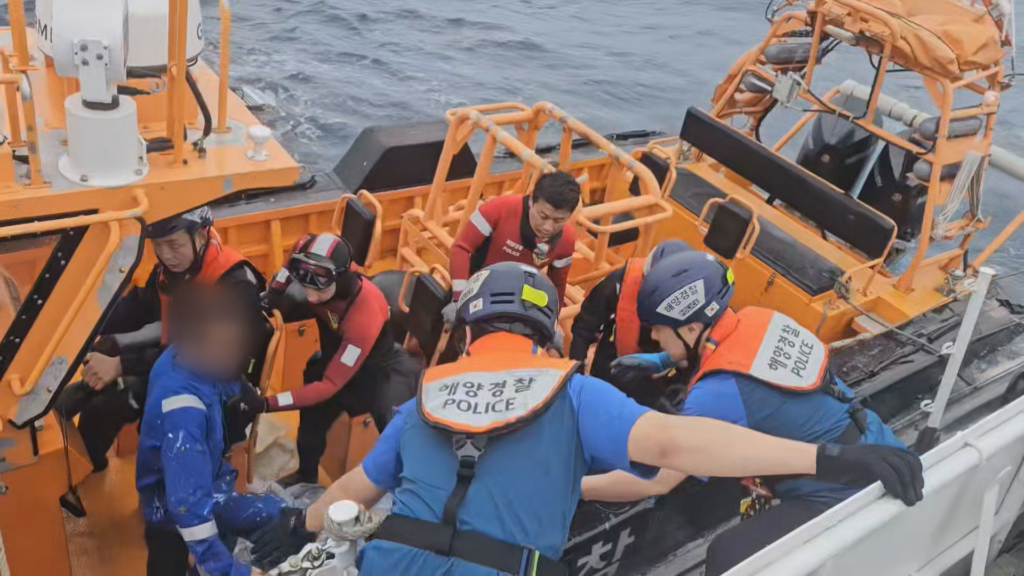 LPG 운반선과 어선 충돌 후 침몰…기관장 "기름 섞인 바닷물 마시며 구조 기다렸다"