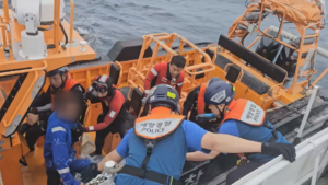 LPG 운반선과 어선 충돌 후 침몰…기관장 "기름 섞인 바닷물 마시며 구조 기다렸다"