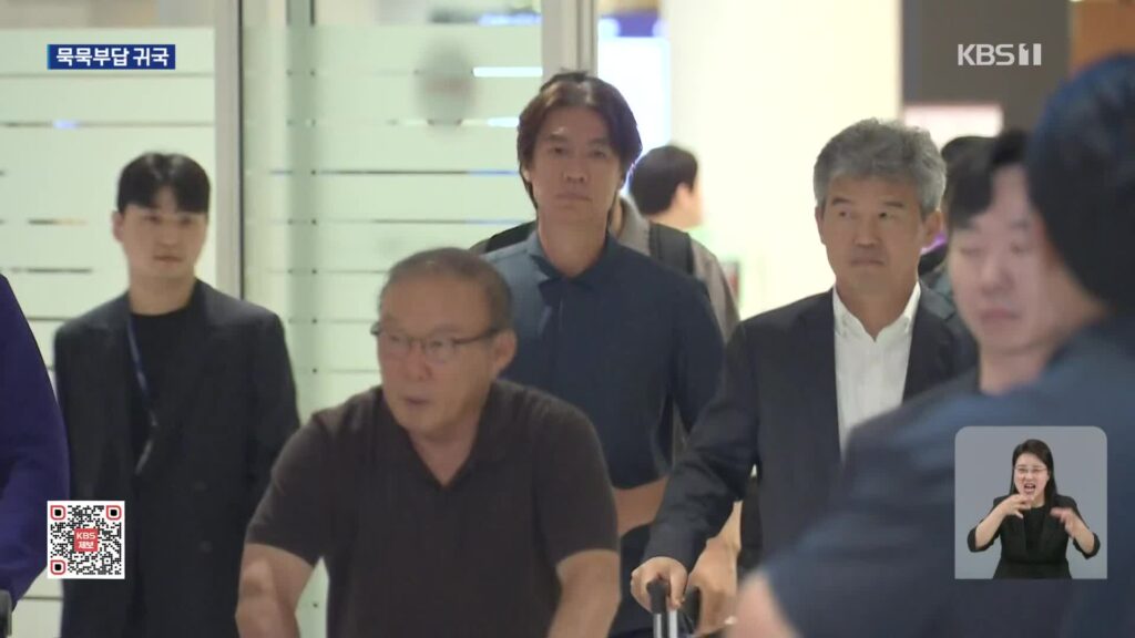 홍명보 전 감독, 팬들의 거센 항의 속 귀국…침묵으로 일관