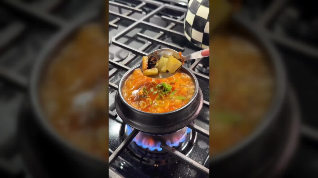 이색 한식 레시피, 파인애플 김치찌개부터 고추장 쿠키까지…누리꾼 반응은?