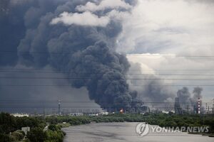 러시아 정유 공장 폭발, 우크라이나 공습 중 발생... 오폭 가능성 제기