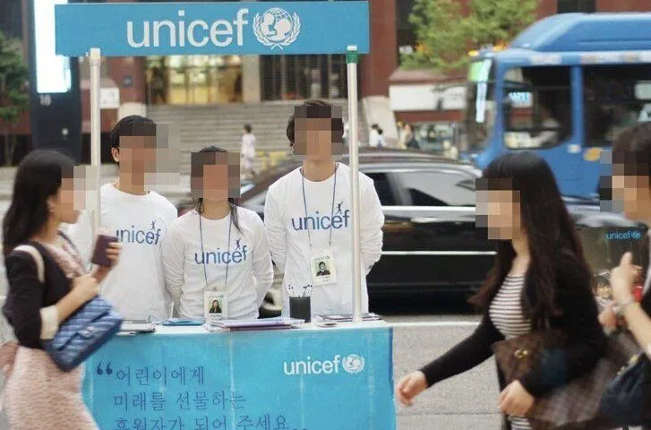 길거리에서 스티커 붙여 달라는 사람들 그냥 돈내놔 !!가 목적임..jpg