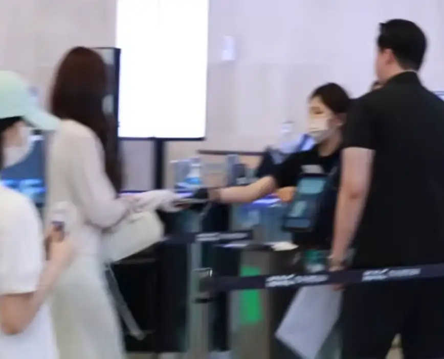 장원영 논란 후 오늘 공항 출국 사진