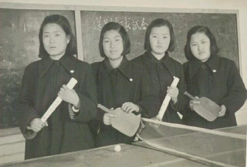 1960년대 학교 여고생들.jpg