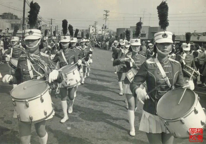 1960년대 학교 여고생들.jpg