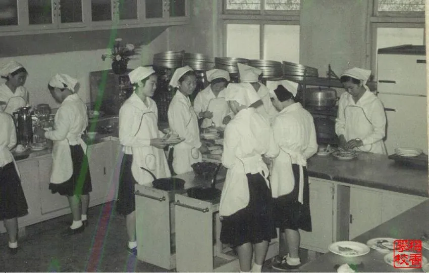 1960년대 학교 여고생들.jpg