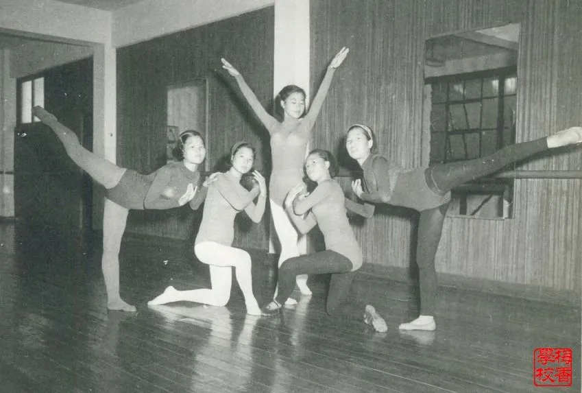 1960년대 학교 여고생들.jpg