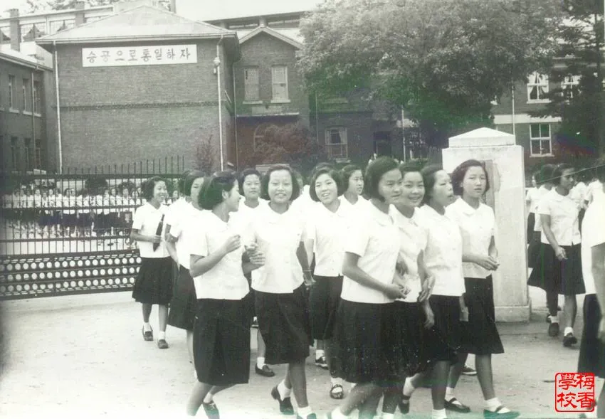 1960년대 학교 여고생들.jpg