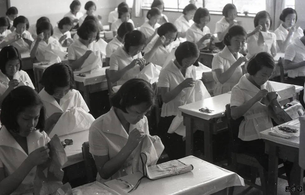 1960년대 학교 여고생들.jpg