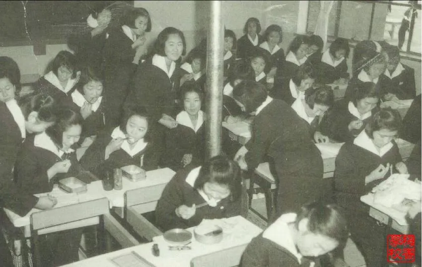 1960년대 학교 여고생들.jpg