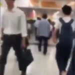 어깨빵한 사람, 뒤를 쫓아가보니.gif