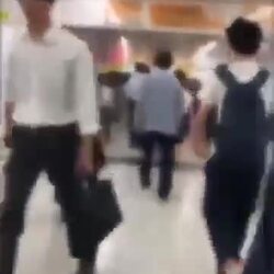 어깨빵한 사람, 뒤를 쫓아가보니.gif