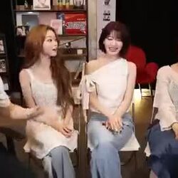츠키 겨드랑이, 룩삼 다리 꼬는 모습 (인방)