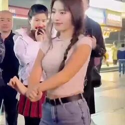 중국 여성의 K팝 댄스에 격분한 흑인 남성