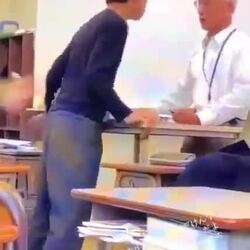일본 학생들의 나이든 선생님 괴롭힘
