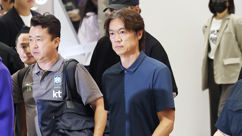 축구 팬들의 거센 비난 속에 홍명보 전 감독 귀국