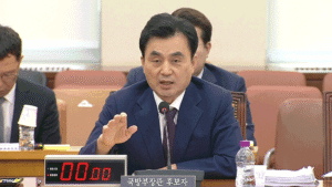 안규백 국방장관, 군 복무 중단 의혹 재점화…병적 기록 공개 요구에 '침묵'
