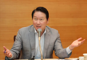 SK 최태원 회장, 메모리 반도체 가격 하락 촉구…'칩플레이션'·성장 제약 우려