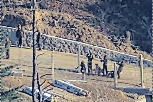 북한, DMZ 불모지화·전술도로 건설로 국경 요새화 작업 박차