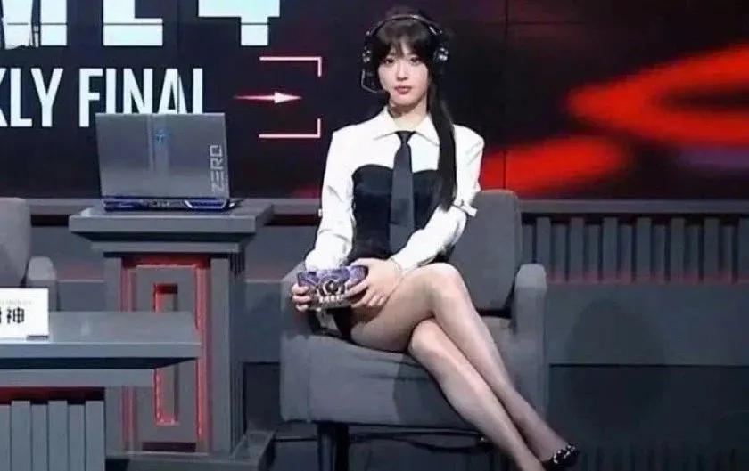 중국 게임 캐스터, 의상 노출 지적받아