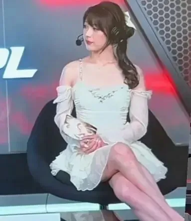 중국 게임 캐스터, 의상 노출 지적받아