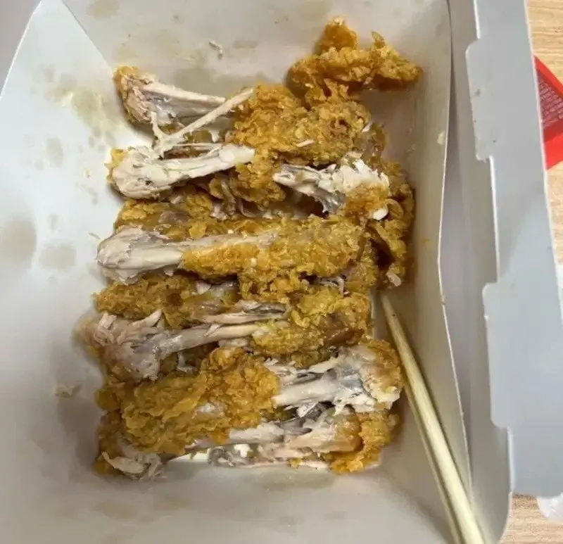 가끔 치킨 먹을 때 보이는 스타일.jpg