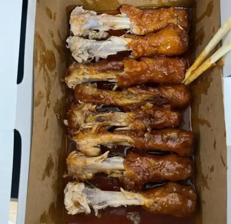 가끔 치킨 먹을 때 보이는 스타일.jpg