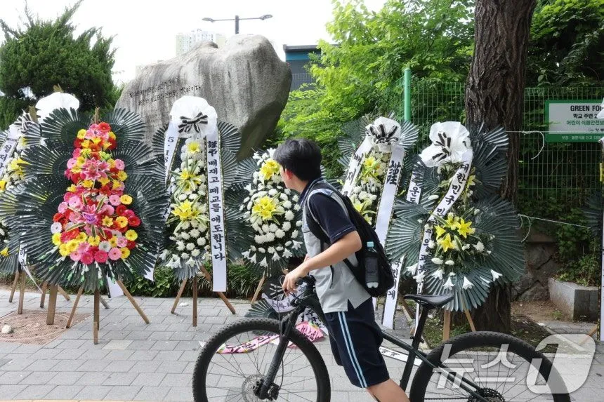 '스타벅스 가야지' 논란 배재고, 정문 앞 근조화환 ,,,