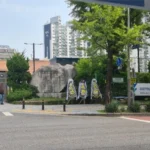 ‘스타벅스 가야지’ 논란 배재고, 정문 앞 근조화환 ,,,