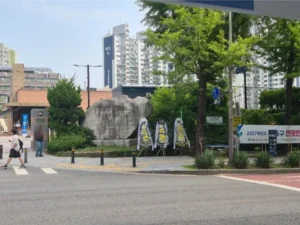 '스타벅스 가야지' 논란 배재고, 정문 앞 근조화환 ,,,