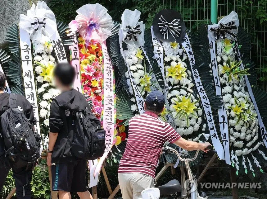 '스타벅스 가야지' 논란 배재고, 정문 앞 근조화환 ,,,
