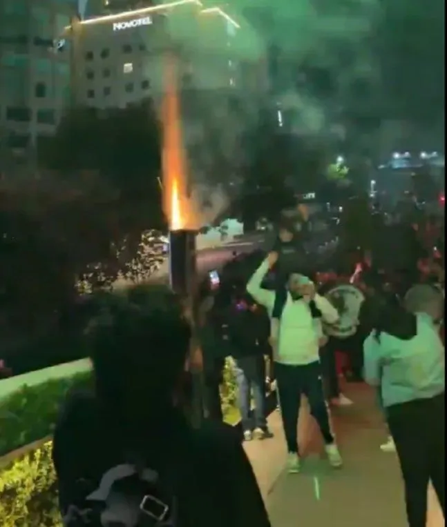 멕시코, 폭죽으로 잉글랜드 경기 방해
