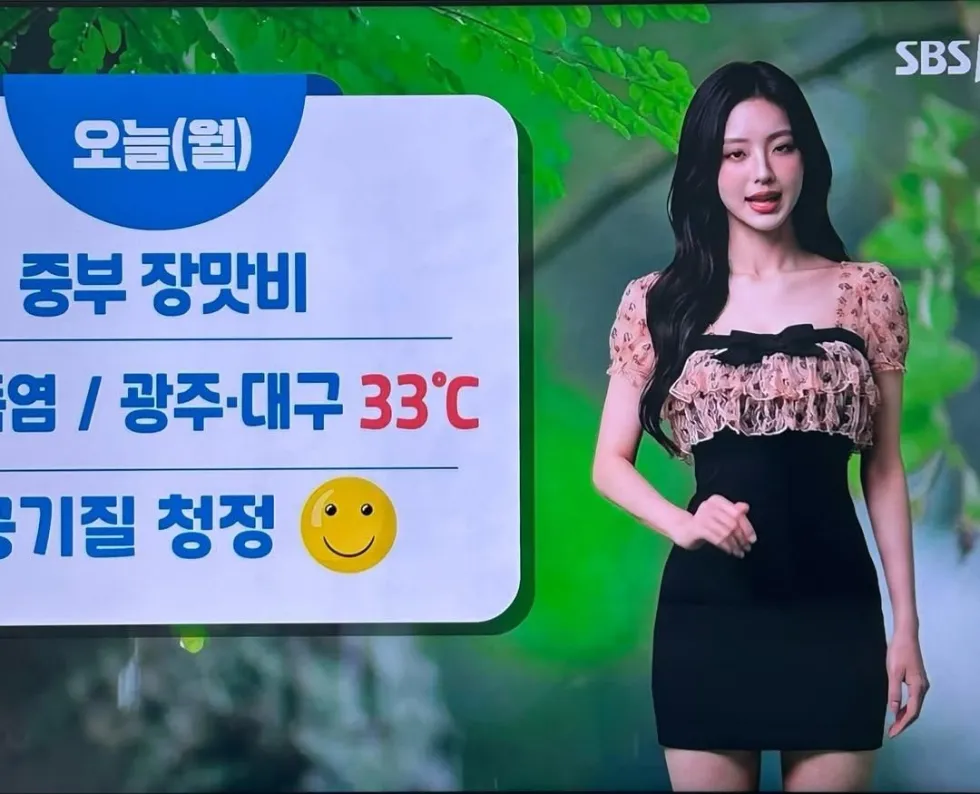 AI 기상캐스터 복장에 불편한 반응들.jpg
