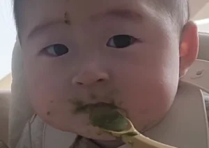 청경채 먹더니 눈빛으로 불만 표현하는 아기