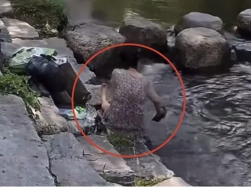 청계천에서 때밀고 비누칠하는 여성 포착