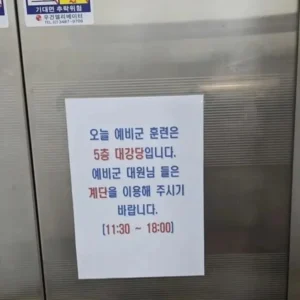 군복 입은 사람을 얕잡아 보네.jpg