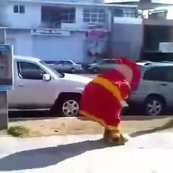 인형탈 쓴 사람이 묻지마 폭행 당함