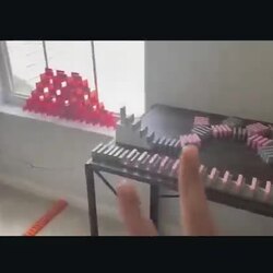 도미노, 쉴 틈 없이 이어지네