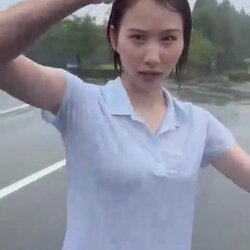 비 오는 날 골프를 즐기는 여성.