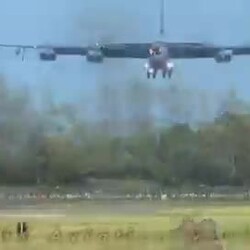 B-52, 착륙 시 드래그 낙하산으로 감속