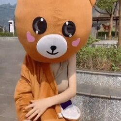 더워 보이는 인형탈 알바생