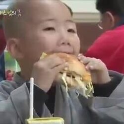 햄버거 먹는 동자 스님들의 모습