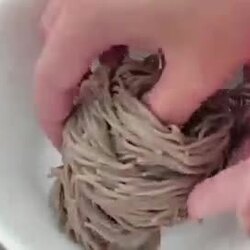 어머님, 직접 뽑은 메밀냉면을 야무지게 드시는 모습