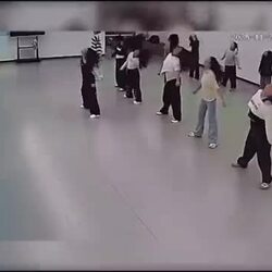 댄스 강사, 저혈당 쇼크 증상 보여. (영상)