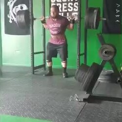300kg 역기 스쿼트 중 발생한 사고 영상