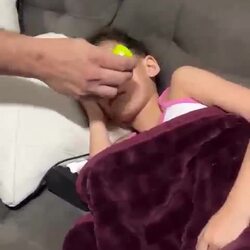 아빠가 자는 딸 입에 레몬즙을 먹이는 장면