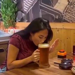 맥주 빨리 마시는 여성